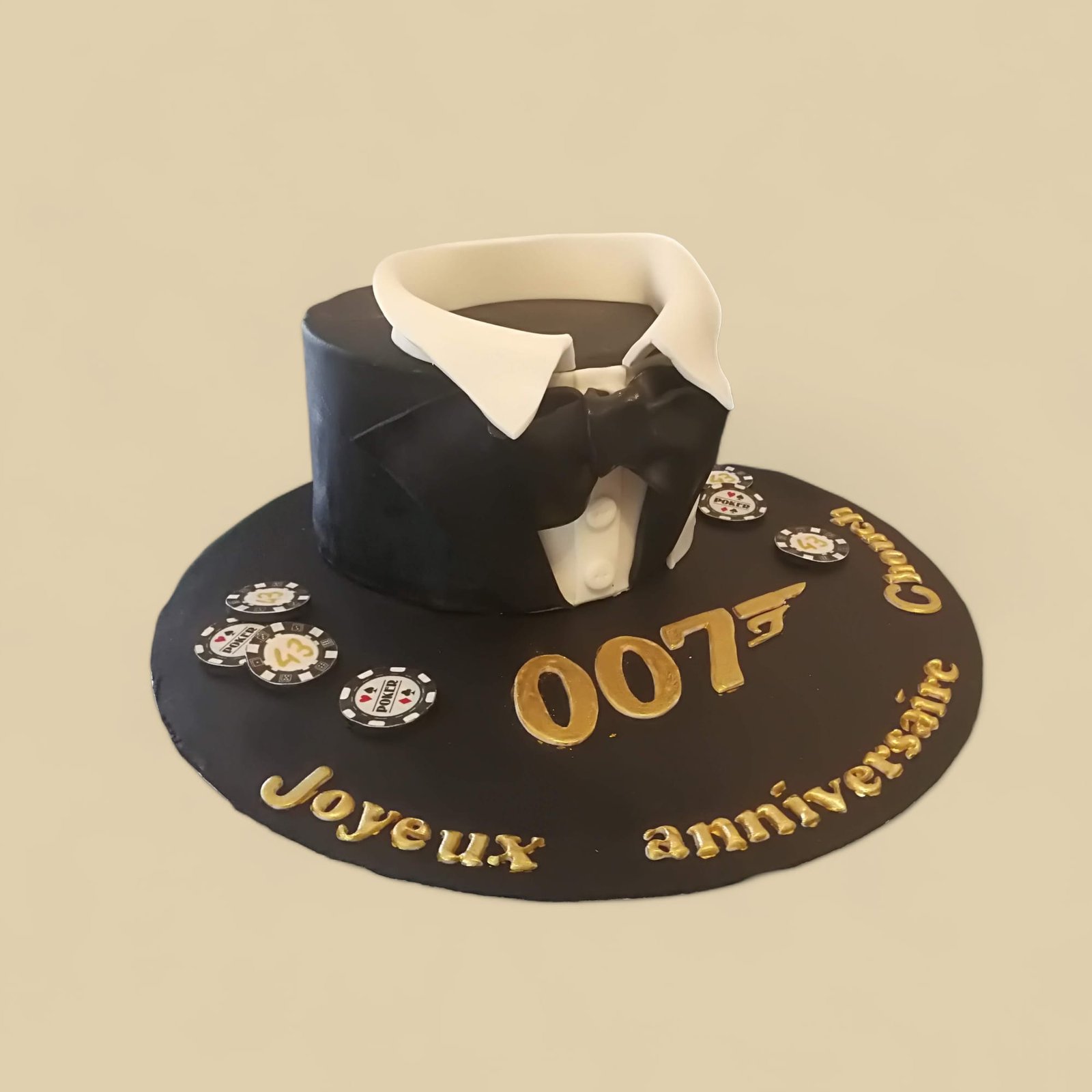 Gâteau d'anniversaire James Bond 007 avec smoking en pâte à sucre et jetons de casino, réalisé par Queen Cake à Nice, Alpes maritimes.