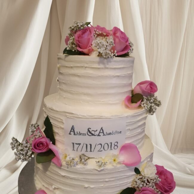Nos Création 7 Gâteau de mariage élégant avec décorations florales, réalisé par Queen Cake à Nice