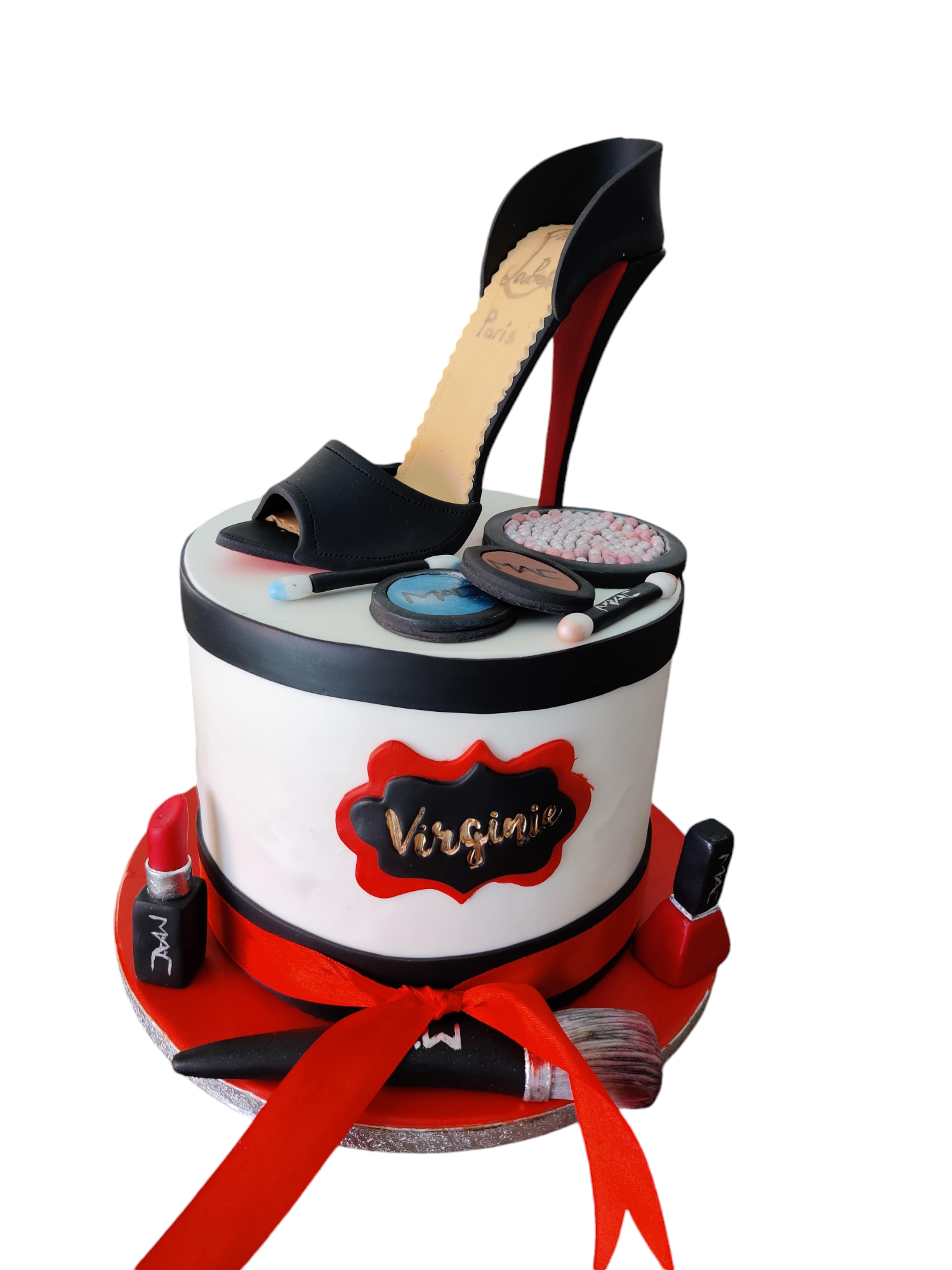 Gâteau glamour avec chaussure à talon et accessoires de maquillage, réalisé par Queen Cake à Nice.